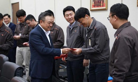 Chủ tịch UBND TP Hà Nội Trần Sỹ Thanh thăm, động viên sản xuất đầu năm tại Công ty TNHH Hanwha Aero Engines. Ảnh: Phạm Đông