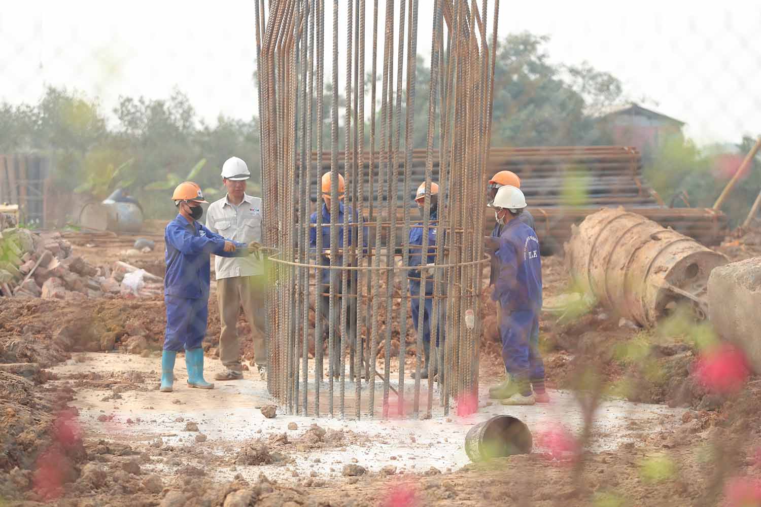 Nhà thầu huy động nhiều công nhân, cùng máy móc để bám sát tiến độ được giao. Ảnh: Hữu Chánh