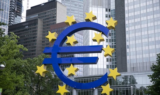 Biểu tượng đồng euro ở Frankfurt, Đức. Ảnh: Xinhua