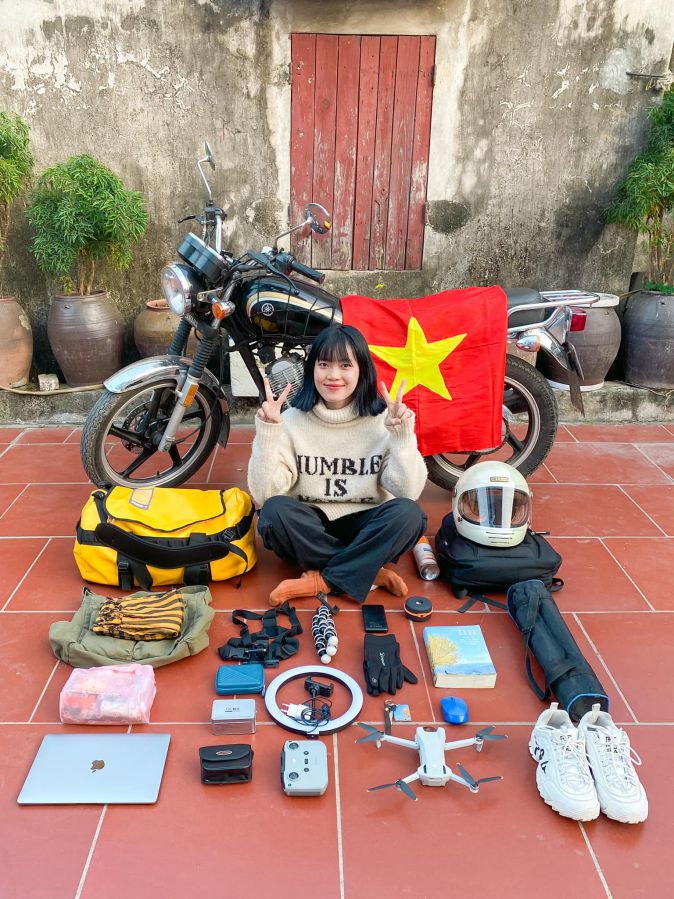 Hành trang xuyên Việt của Yến gói gọn trong chiếc ba lô chằng sau yên xe. 