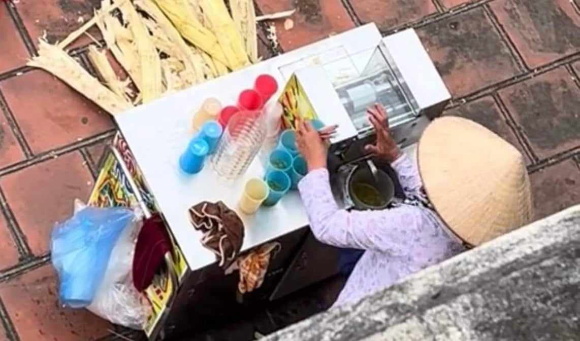 Hành vi tận dụng nước mía thừa để bán lại cho khách trước cửa đền Trần Thái Bình được ghi lại, đăng tải lên mạng xã hội gây xôn xao, phẫn nộ. Ảnh cắt từ clip do người dân cung cấp.
