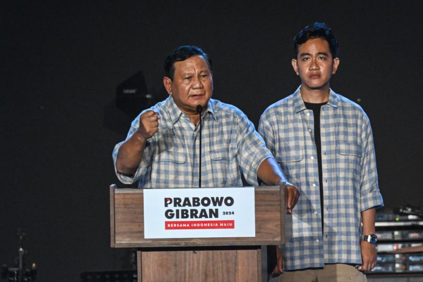 Ông Prabowo Subianto (trái), cùng với người đồng tranh cử Gibran Rakabuming Raka, phát biểu tại một cuộc họp tuyên bố chiến thắng trong cuộc bầu cử Tổng thống Indonesia ở Jakarta, ngày 14.2.2024. Ảnh: Xinhua