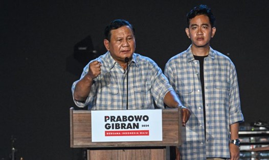 Ông Prabowo Subianto (trái), cùng với người đồng tranh cử Gibran Rakabuming Raka, phát biểu tại một cuộc họp tuyên bố chiến thắng trong cuộc bầu cử Tổng thống Indonesia ở Jakarta, ngày 14.2.2024. Ảnh: Xinhua