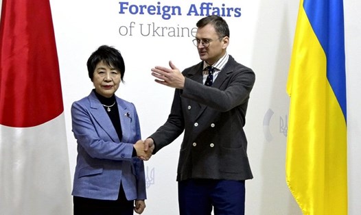 Ngoại trưởng Nhật Bản Yoko Kamikawa và Ngoại trưởng Ukraina Dmytro Kuleba bắt tay trước cuộc hội đàm ở Kiev, ngày 7.1.2024. Ảnh: Yomiuri Shimbun
