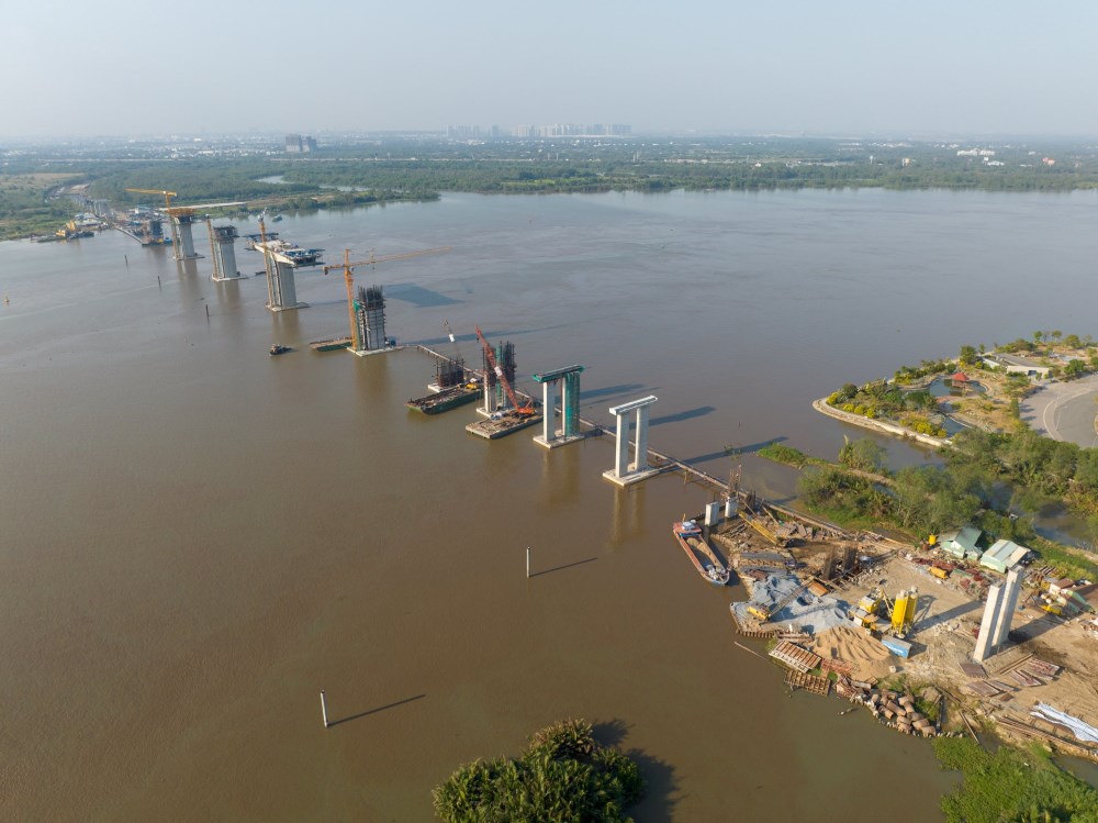 Cầu Nhơn Trạch là cây cầu lớn nhất trên đường Vành đai 3 TPHCM.  Ảnh: Anh Tú