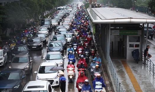 Dự báo cuối tuần tới Hà Nội có mưa nhỏ rải rác. Ảnh: Tô Thế