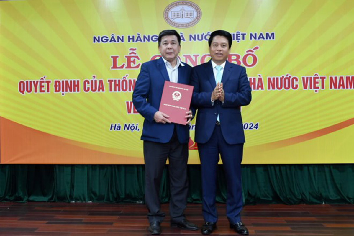 Phó thống đốc Ngân hàng Nhà nước Việt Nam Phạm Tiến Dũng trao quyết định bổ nhiệm cho ông Lê Thái Nam giữ chức thành viên chuyên trách Hội đồng quản lý CIC. Ảnh: NHNN.