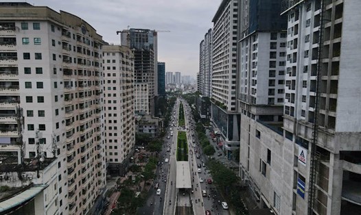 Trục đường Lê Văn Lương - Tố Hữu (Hà Nội) dày đặc nhà cao tầng. Ảnh: Hải Nguyễn