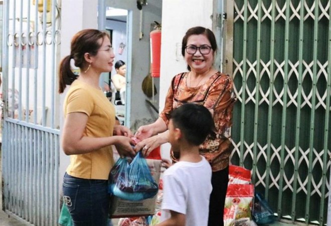 Công nhân vui mừng khi được chủ nhà trọ giảm tiền phòng, lì xì đầu năm