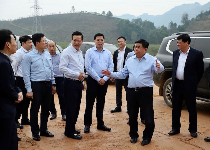 Bộ trưởng Nguyễn Chí Dũng trực tiếp chỉ đạo trên công trường cao tốc Tuyên Quang - Hà Giang. Ảnh: MPI