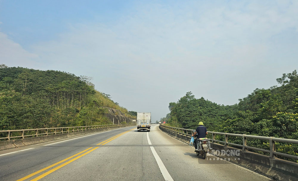 Tình trạng đón trả khách, xe máy, đi bộ trên cao tốc Nội Bài - Lào Cai tiềm ẩn nguy cơ mất an toàn giao thông. Ảnh: Bảo Nguyên