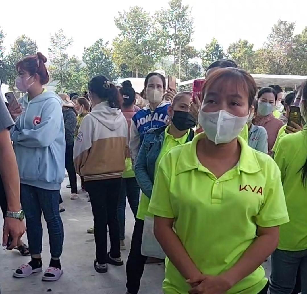 Công nhân ngừng việc sau khi công ty có thông báo dời thời gian chi trả tiền thưởng Tết. Ảnh: Bạn đọc cung cấp