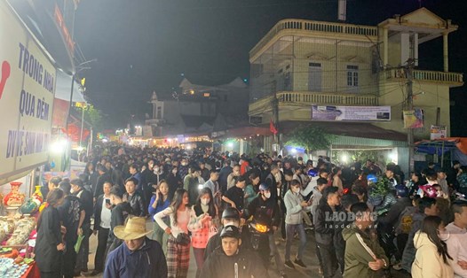 Chợ Viềng Nam Định tối 16.2 đông kín người. Ảnh: Lương Hà