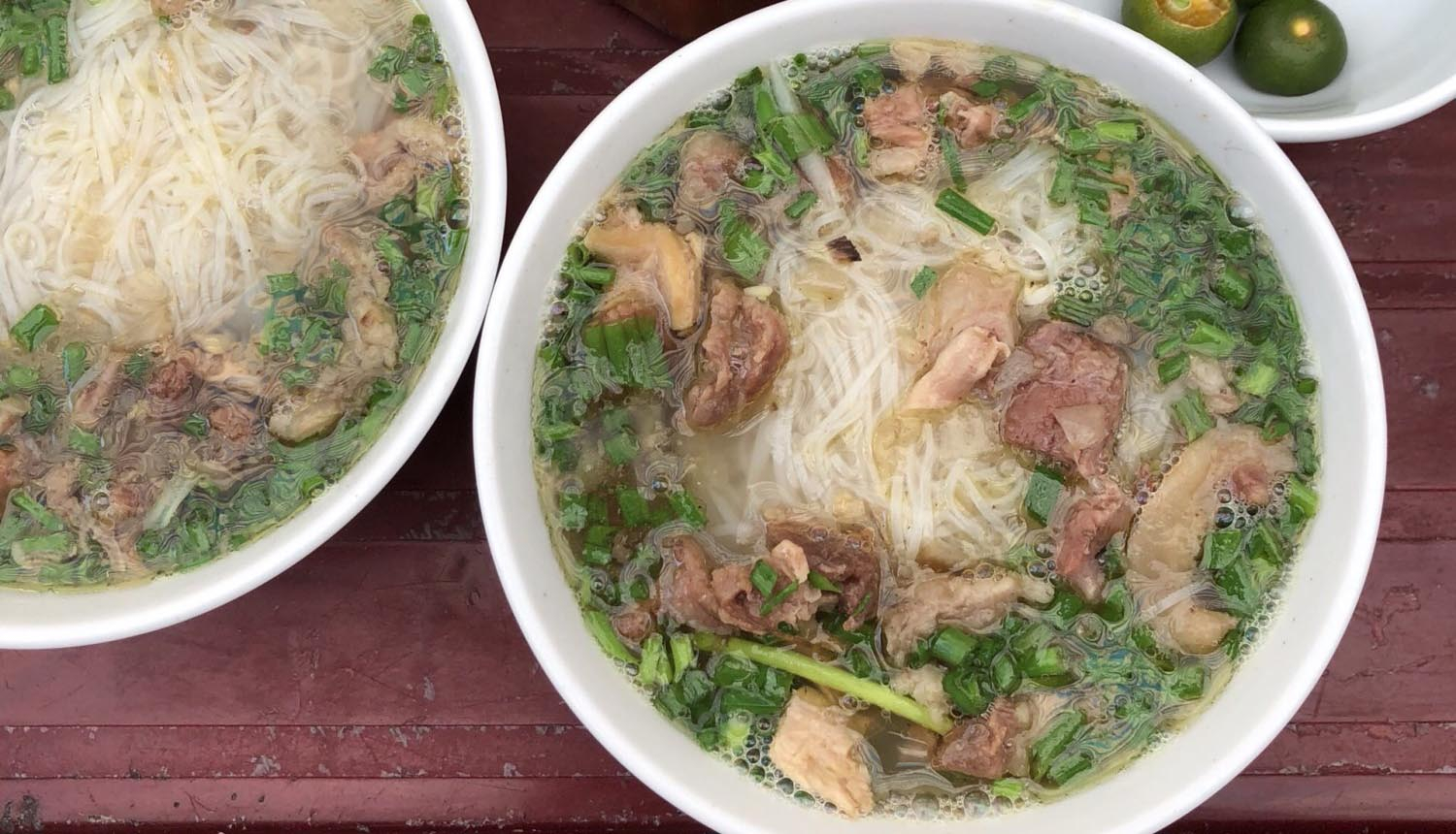 Bánh đa bò nhừ là món ăn sáng quen thuộc của người Hải Phòng. Ảnh: Foody