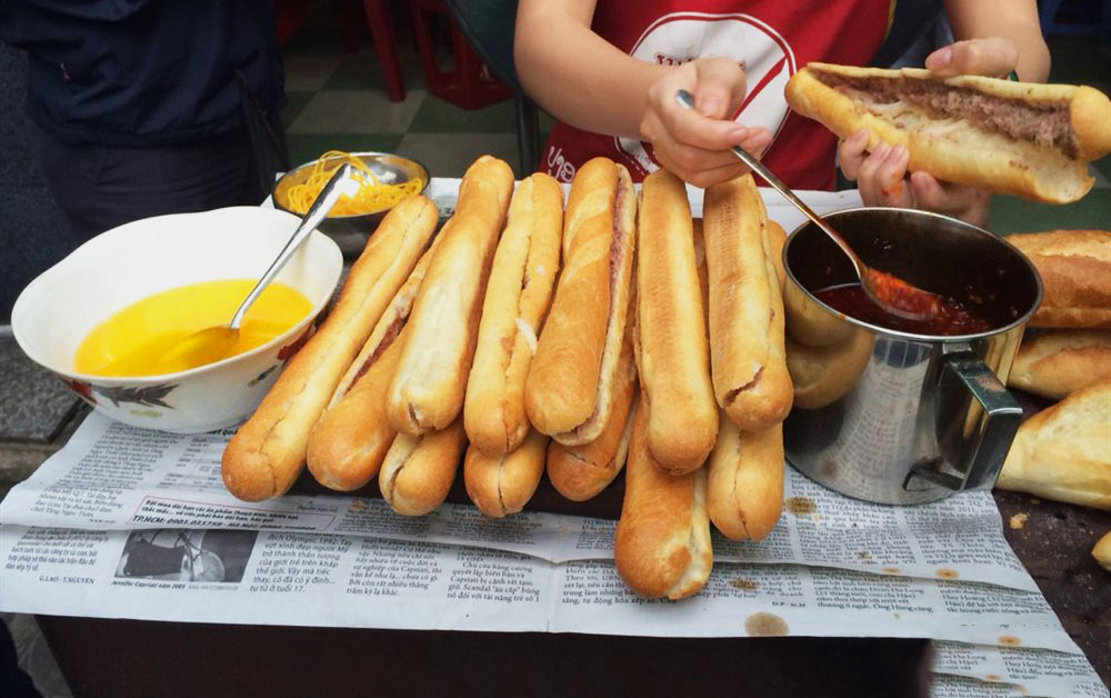 Bánh mì que là đặc sản được du khách ưa chuộng khi đến Hải Phòng. Ảnh: Foody 