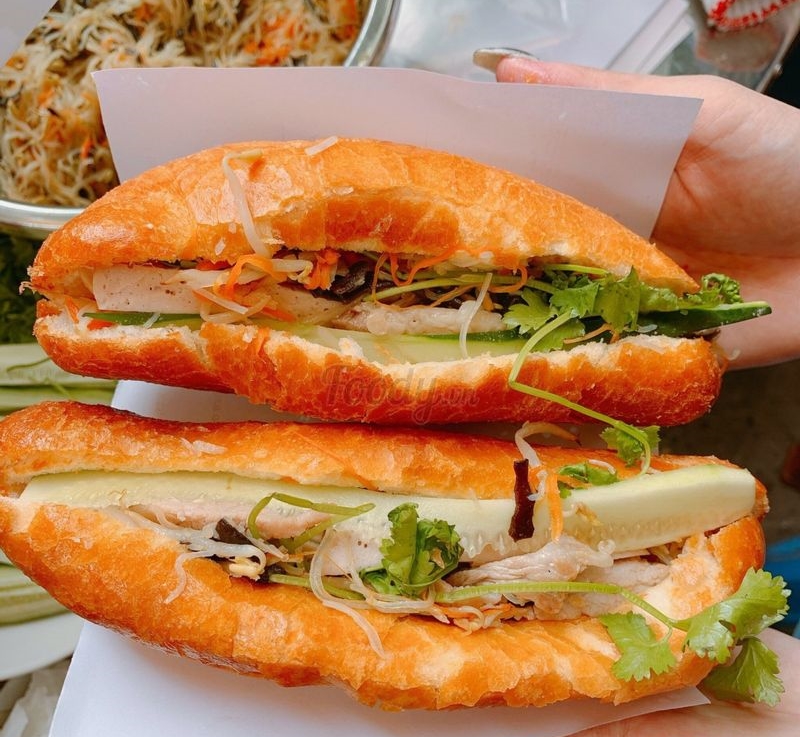 Bánh mì rau thường có nhân mộc nhĩ, cà rốt, dưa chuột và được rán ngập trong dầu ăn. Ảnh: Foody