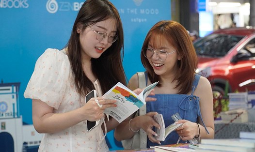 Rất đông bạn trẻ đến tìm mua sách trong ngày đầu năm mới ở Lễ hội Đường sách TP.HCM. Ảnh: Thanh Vũ