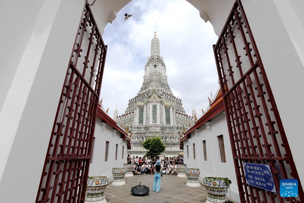 Khách du lịch Trung Quốc chụp ảnh tại Wat Arun, một trong những ngôi chùa Phật giáo nổi tiếng nhất Bangkok, Thái Lan. Ảnh: Xinhua 