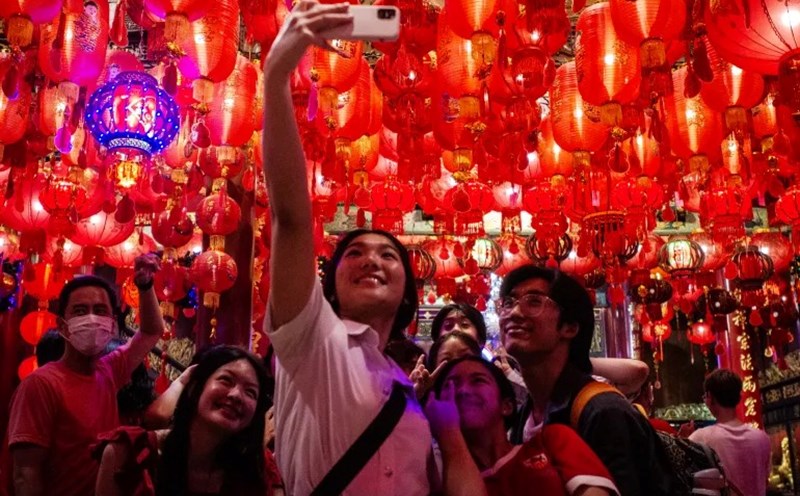 Đông đảo du khách dạo chơi trên đường Yaowarat, Bangkok (Thái Lan) dịp Tết Nguyên đán. Ảnh: Tommy Walker/Al Jazeera