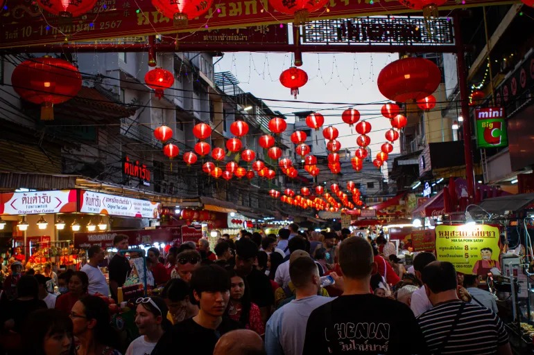 Du khách chen chân dạo chơi tại Đường Yaowarat ở khu phố Tàu, Bangkok (Thái Lan). Ảnh: Tommy Walker/Al Jazeera