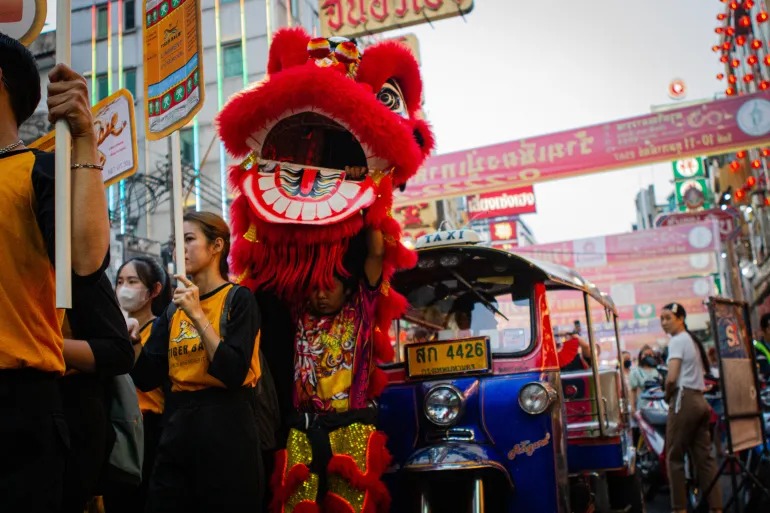 Múa sư tử dịp Tết Nguyên đán trên đường phố Bangkok (Thái Lan). Ảnh:  Tommy Walker/Al Jazeera 