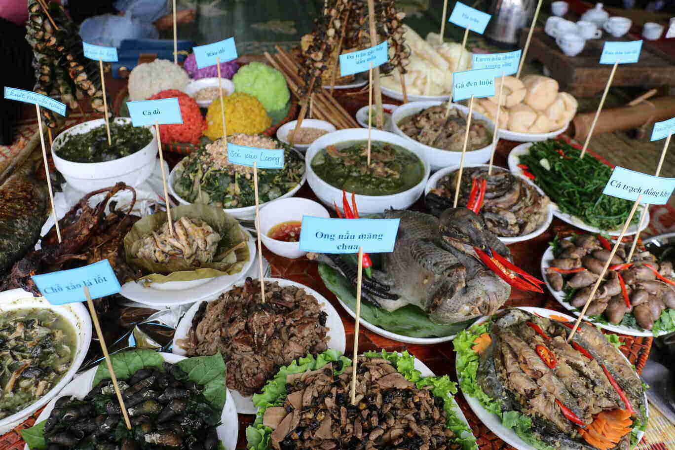 Tại lễ hội, còn có các gian hàng của các xã, thị trấn trưng bày sản phẩm về nông nghiệp, các món ẩm thực dân tộc mang đậm bản sắc văn hóa vùng miền. Ảnh: Khánh Linh