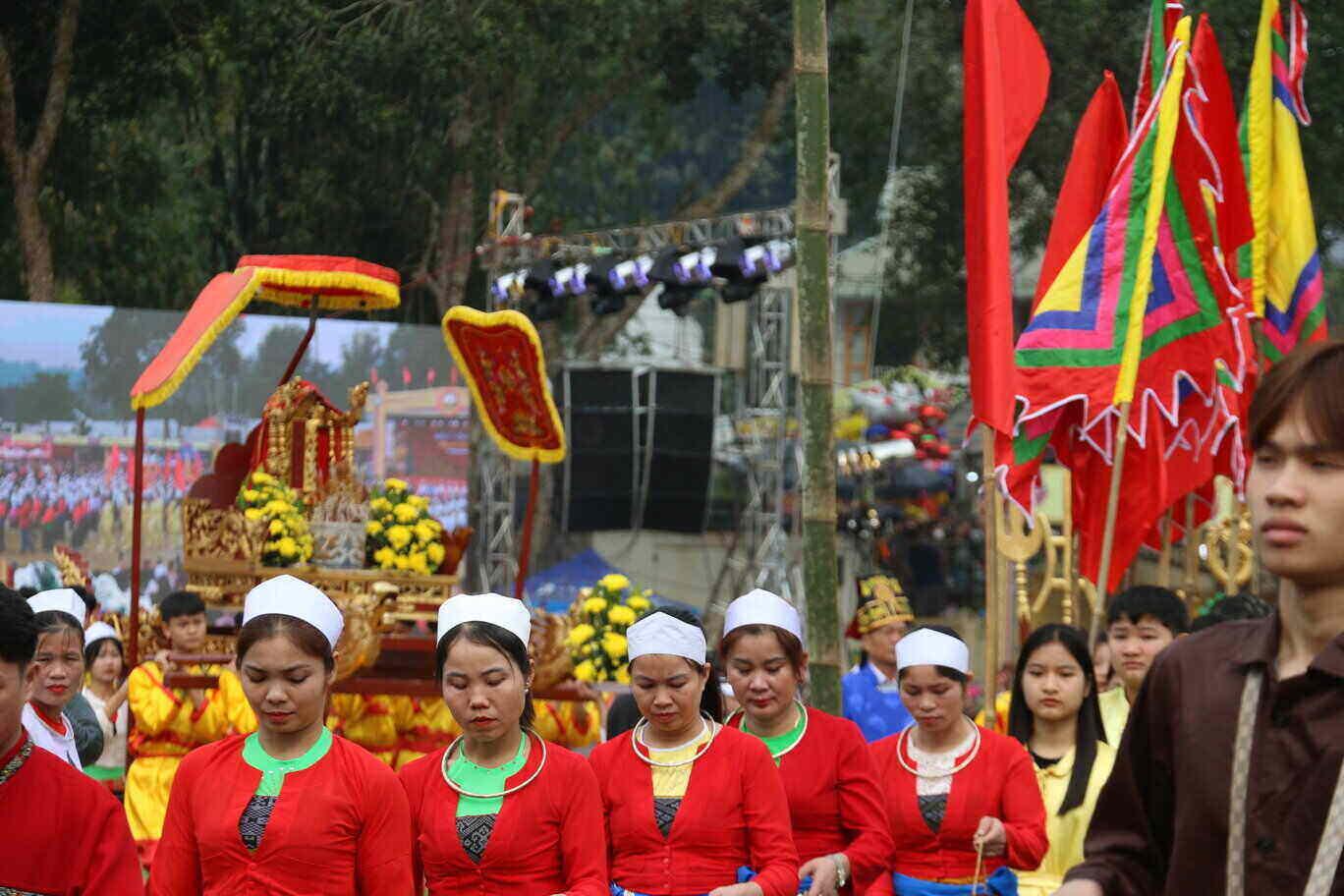 Đoàn rước kiệu Quốc Mẫu Hoàng Bà ra chứng kiến lễ đi cày đầu xuân tại Nà Trùng (khu ruộng Trùng). Ảnh: Khánh Linh
