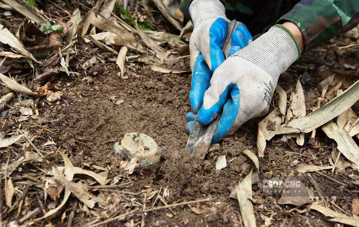 Trên toàn tỉnh Hà Giang vẫn còn hơn 80.000ha đất có chứa bom mìn, vật liệu nổ cần làm sạch để an toàn cho đồng bào canh tác.