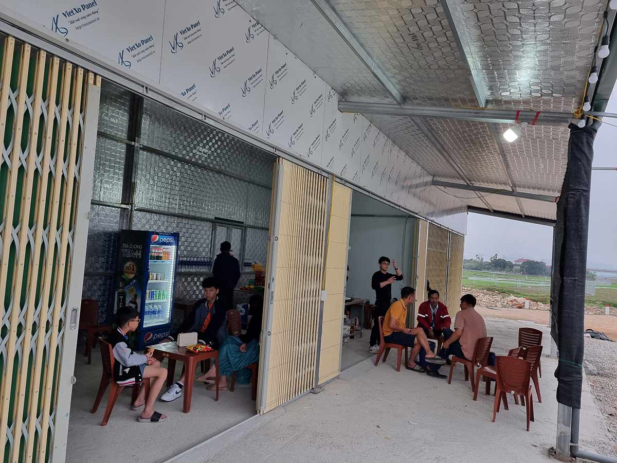 Hành khách nghỉ ngơi tại trạm dừng nghỉ ở TP Thanh Hóa. Ảnh: Quang Đại