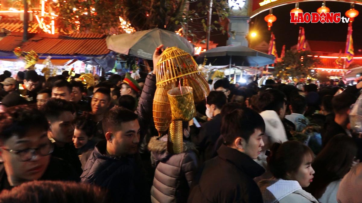 Người dân chen nhau chọn đó, giỏ mang may về nhà ở chợ Viềng Nam Định. Ảnh: Lương Hà