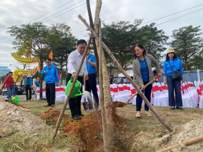 Đoàn viên, người lao động tại Đà Nẵng chung tay trồng 1.000 cây xanh