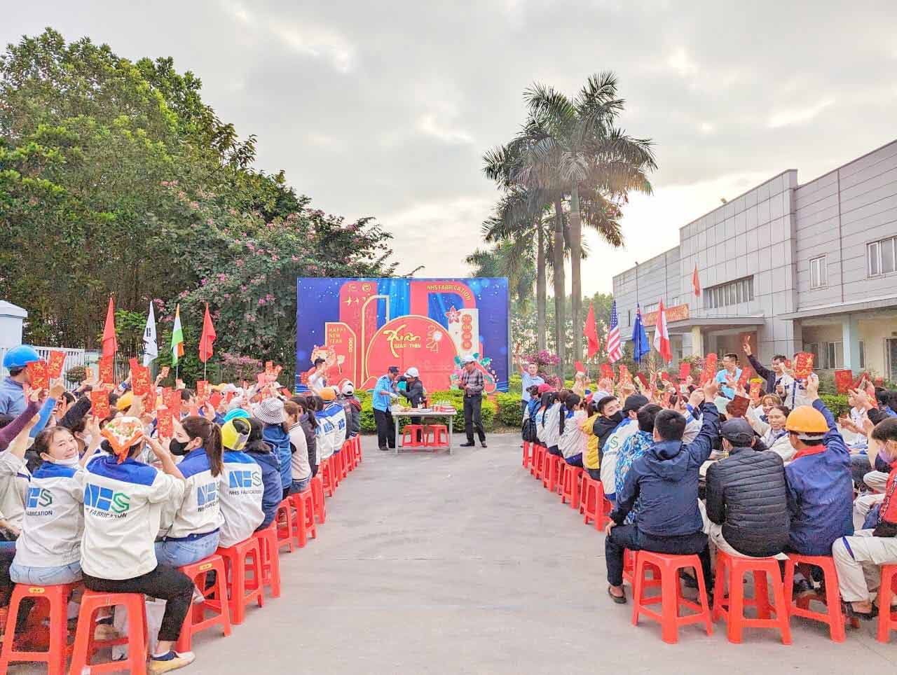 Công ty Cổ phần Chế tác đá Nhật Huy (huyện Diễn Châu, Nghệ An) khai xuân ngày làm việc đầu tiên vào sáng ngày 15.2 ( mồng 6 Tết). Ảnh:  Duy Từ