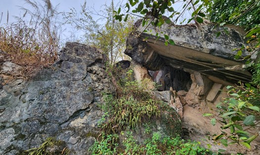 Pháo đài Đồng Đăng quanh lô cốt có rất nhiều tảng bê tông lớn vẫn nằm cheo leo trên vách núi. Ảnh: Trường Nguyên.