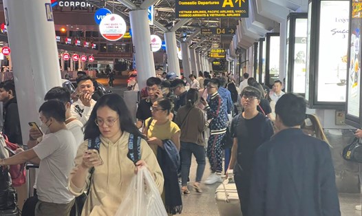 Sân bay Tân Sơn Nhất luôn đông nghẹt khách những ngày Tết Ảnh: Chân Phúc