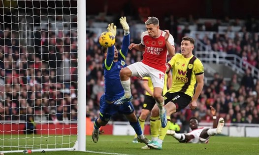 Arsenal (áo đỏ) thắng Burnley 3-1 ở trận lượt đi tại sân Emirates. Ảnh: Arsenal FC