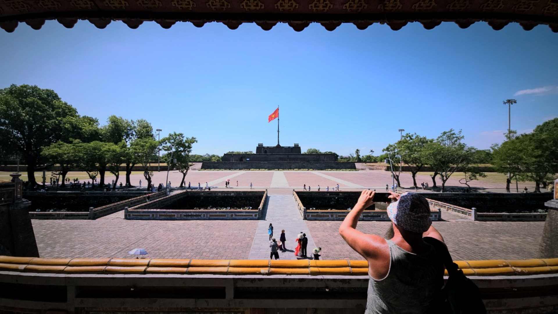 Từ trước đến nay, Kinh thành Huế có tổng 13 cửa ra vào thành, trong đó gồm 10 cửa đường bộ, 2 cửa đường thủy và 1 cửa phụ. Tất cả đều được xây dựng từ thời vua Gia Long (phần mái vòm), đến thời vua Minh Mạng đã hoàn thiện vọng lâu phía trên. 