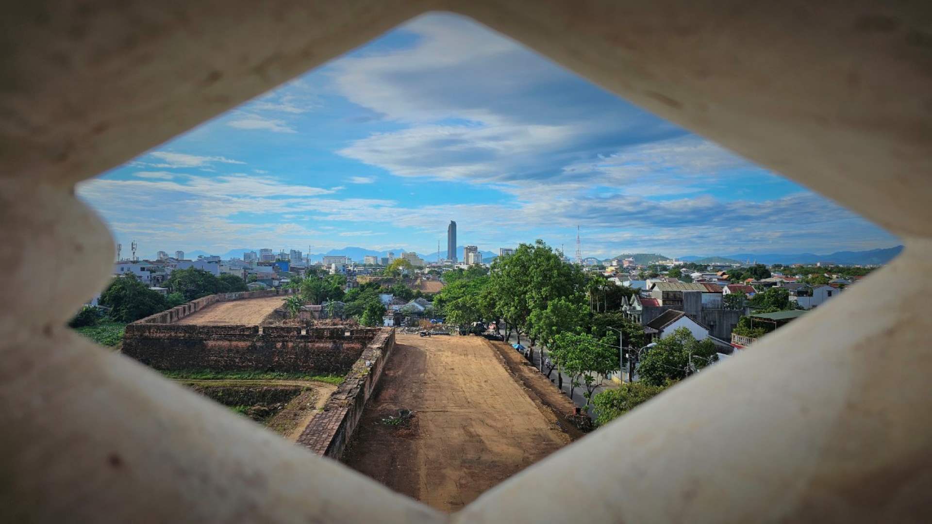 Đứng bên trong phần vọng lâu những cửa thành, du khách có thể ngắm nhìn Kinh thành Huế. 