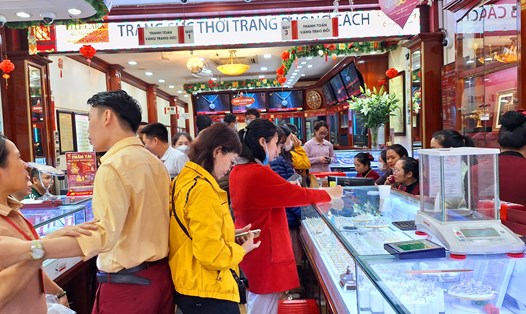 Không khí kinh doạnh tại cửa hàng vàng trên địa bàn Hà Nội. Ảnh: Đền Phú