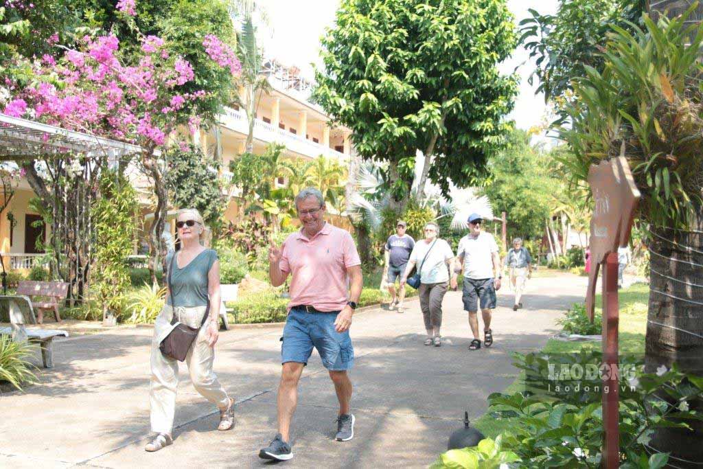 Du khách quốc tế thích thú tham quan các điểm du lịch ở Phú Quốc. Ảnh: Xuân Nhi