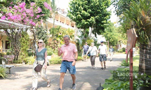 Du khách quốc tế thích thú tham quan các điểm du lịch ở Phú Quốc. Ảnh: Xuân Nhi