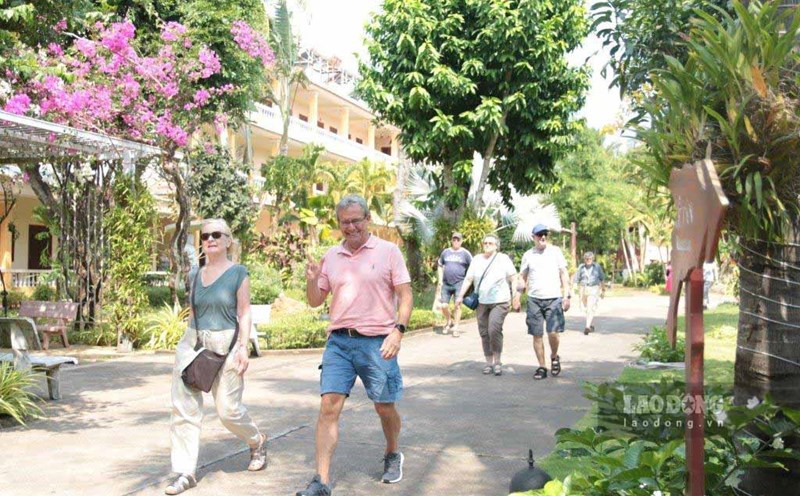 Du khách quốc tế thích thú tham quan các điểm du lịch ở Phú Quốc. Ảnh: Xuân Nhi