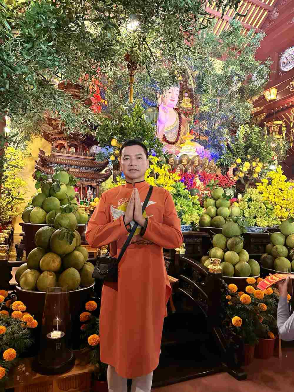 Quang Minh đi chùa dịp Tết 2024. Ảnh: Facebook nhân vật.