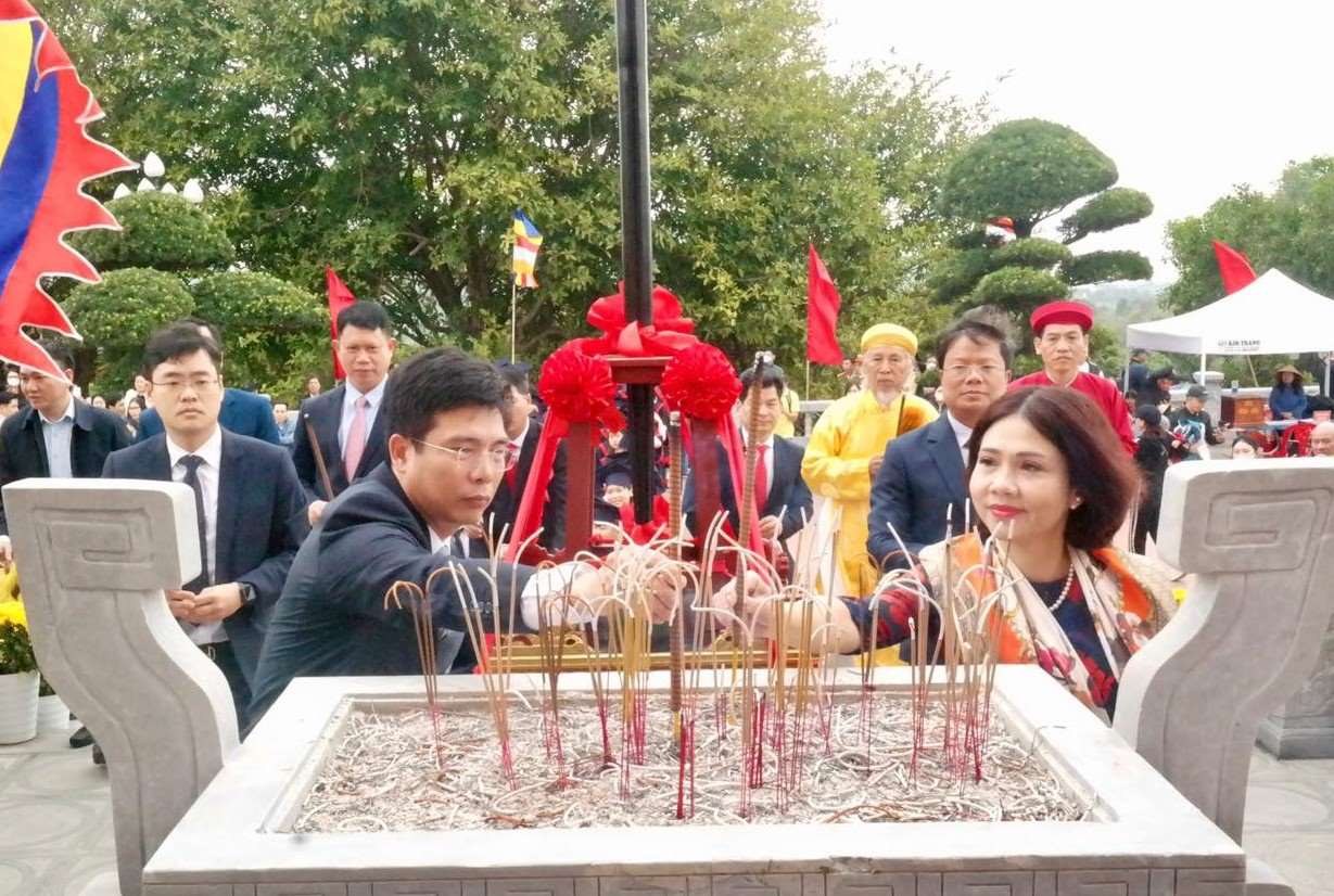 Sáng nay tại khu di tích Tháp Tường Long, quận Đồ Sơn tổ chức lễ khai bút, biểu dương học sinh, sinh viên tiêu biểu năm học 2023-2024.