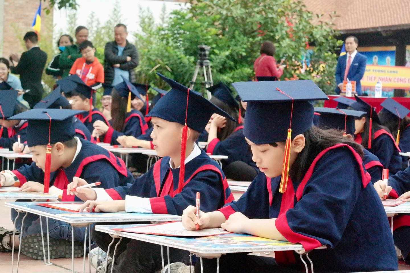  62 học sinh tiêu biểu, xuất sắc đại diện cho học sinh toàn quận Đồ Sơn đã thực hiện nghi lễ khai bút đầu xuân tại di tích Tháp Tường Long. 
