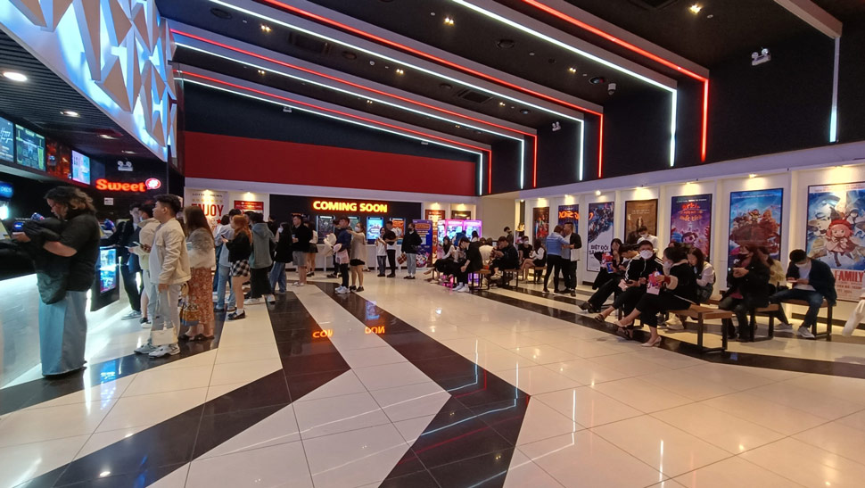 Theo ghi nhận, tại nhiều rạp chiếu phim tại Hà Nội đang trong tình trạng quá tải, lượng khách kéo đến xem phim ngày càng tăng cao.