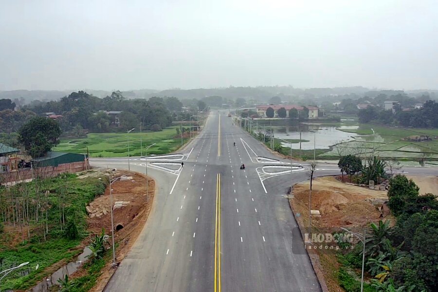 Dự án Cải tạo, nâng cấp tuyến đường nối đường tỉnh 325B kết nối đường Hồ Chí Minh đi cầu Ngọc Tháp và tuyến cứu hộ cứu nạn có tổng mức đầu tư sau điều chỉnh là 300 tỉ đồng. Ảnh: Tô Công.