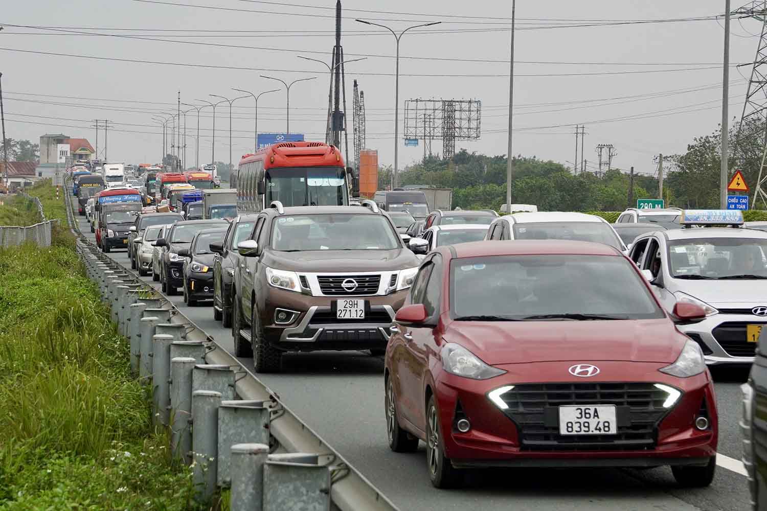 Cửa ngõ phía Nam Hà Nội đã quá tải nhiều năm qua. Ảnh: H.Chánh