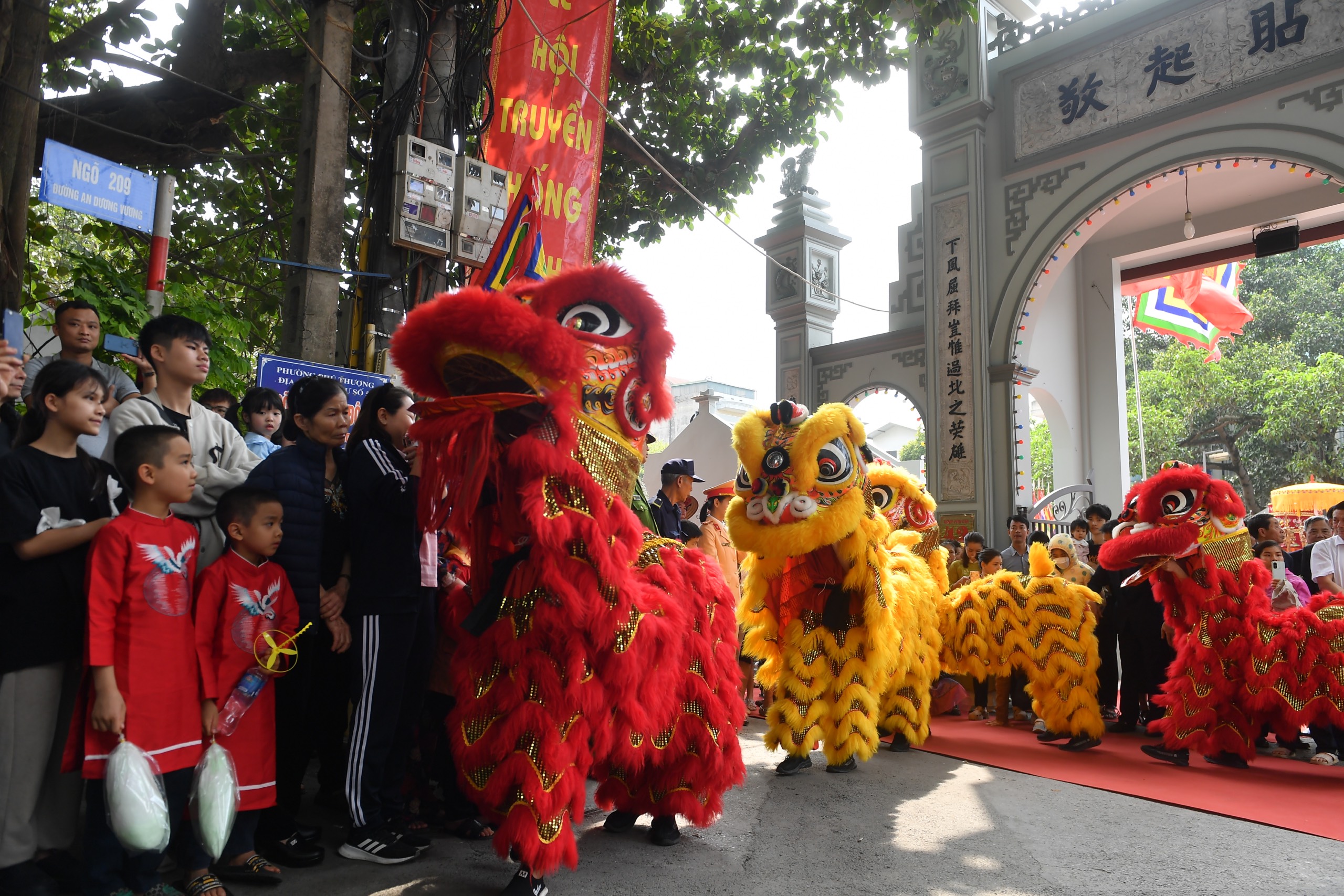 Lễ hội xôi Phú Thượng mở đầu với màn trống hội, múa lân chào mừng và các tiết mục văn nghệ của chính người dân trong làng. Trong các hoạt động của lễ hội, tâm điểm là Hội thi nấu xôi, dịp để dân làng trổ tài làm các món xôi ngon nhất dâng cúng cũng như mời khách thưởng thức.