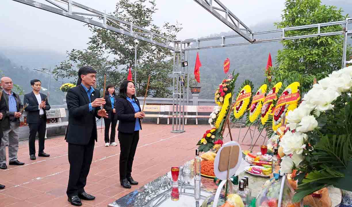 Đoàn công tác Tổng LĐLĐ Việt Nam dâng hương tưởng niệm các anh hùng Liệt sĩ tại Đài hương cao điểm 468.