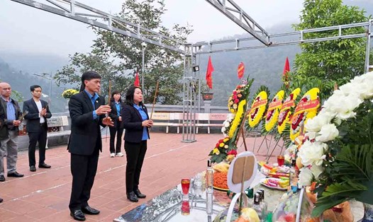 Đoàn công tác Tổng LĐLĐ Việt Nam dâng hương tưởng niệm các anh hùng Liệt sĩ tại Đài hương cao điểm 468.